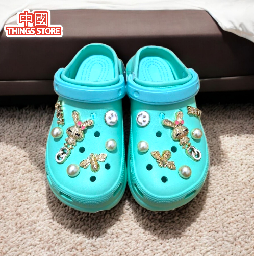 Crocs con adornos dorados