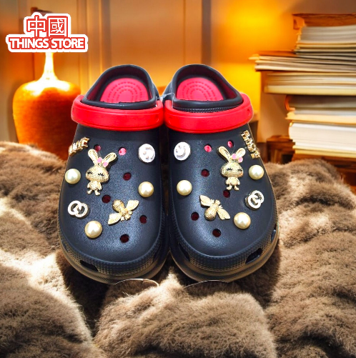 Crocs con adornos dorados