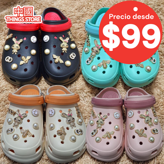 Crocs con adornos dorados