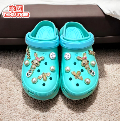 Crocs con adornos dorados