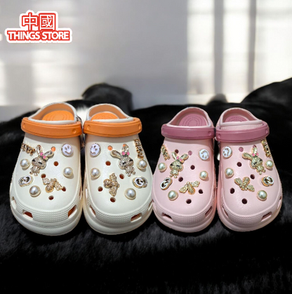 Crocs con adornos dorados